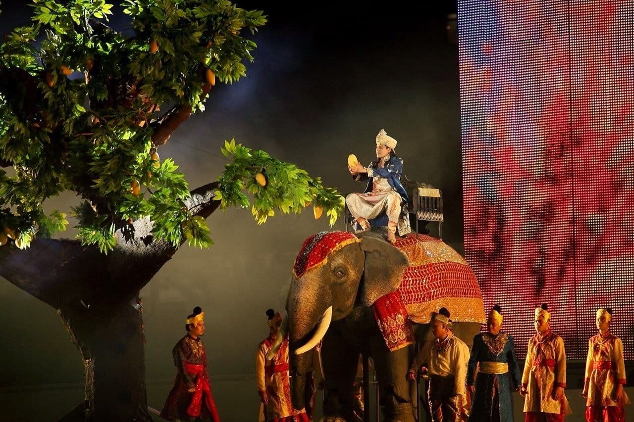 ช้างและนักแสดงในชุดไทยบนเวทีการแสดง